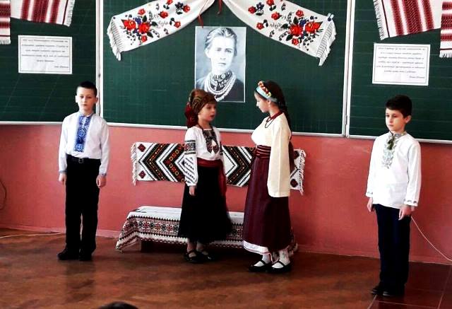 Свято  «Наша поетеса - Леся Українка» з учнями 3-В класу Тернопільської ЗОШ №24 проводить студентка Гавілей Юля